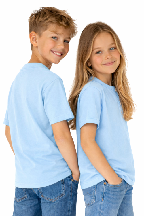 T-shirt dziecięcy dla chłopca i dziewczynki kolor jasnyniebieski widok z boku.png
