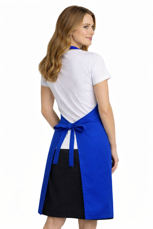 Profesjonalny fartuch gastronomiczny z kieszenią boczną regulowaną klamrą z karczkiem kolor chabrowy widok z tyłu.png