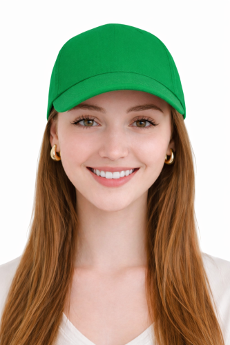 Czapka z twardym daszkiem kolor zielony widok z przodu.png
