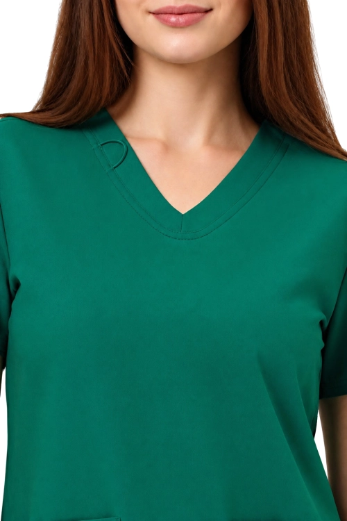 Zielona bluza medyczny originals ultra zbliżenie na dekolt.png